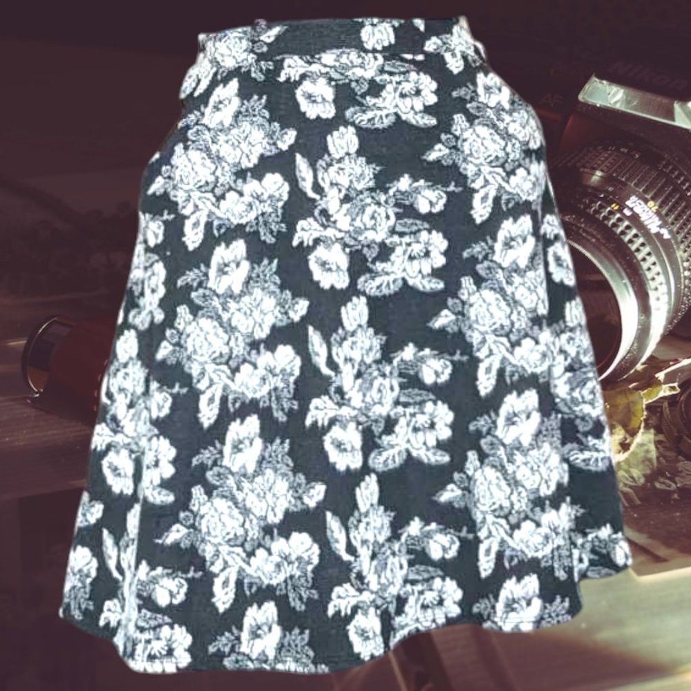 Studio 253 Back White Floral Textured Circle Skirt Medium Pockets